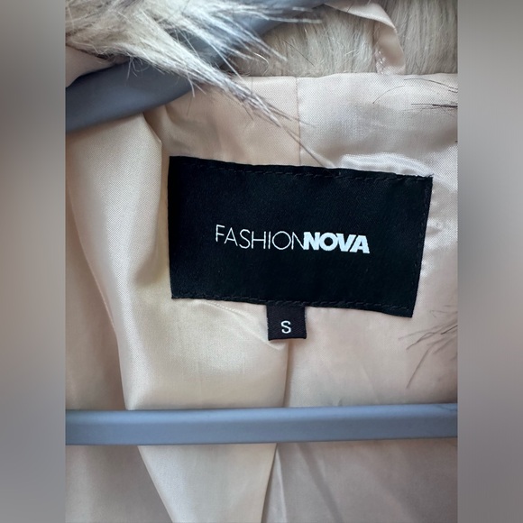 Beautiful and elegant Fashion Nova coat. Size Small. Perfect for the winter. - Picture 4 of 4